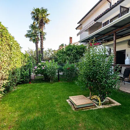 With Parking Space - 23561 Apartment Porec